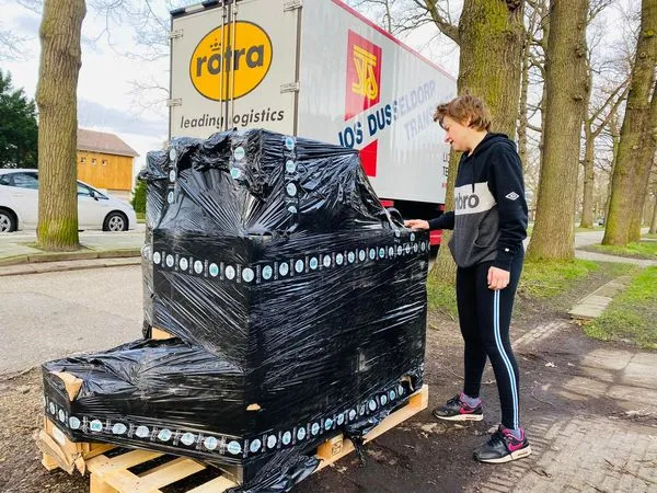 ksenia-speelt-een-voorstelling-over-het-land-van-haar-vader.jpg