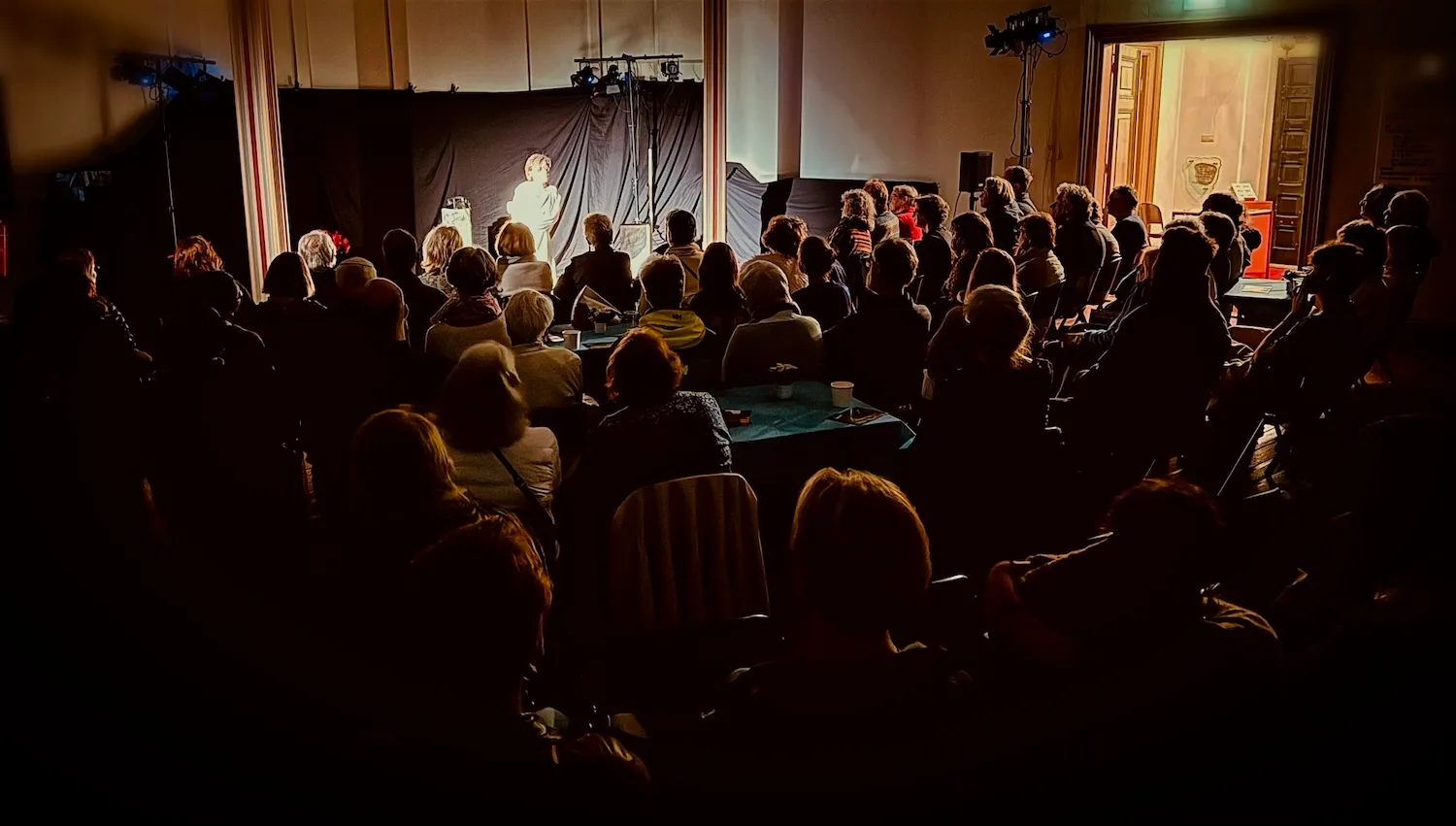 ksenia-speelt-theatervoorstelling-Zij-zagen-Oorlog-in-Zwolle.jpg