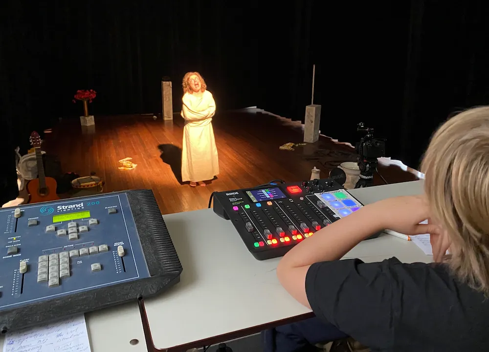 thuisonderwijs_is_ook_de_techniek_doen_bij_een_theatervoorstelling_van_je_moeder_ksenia_marasanova-optimized-1614415417.png
