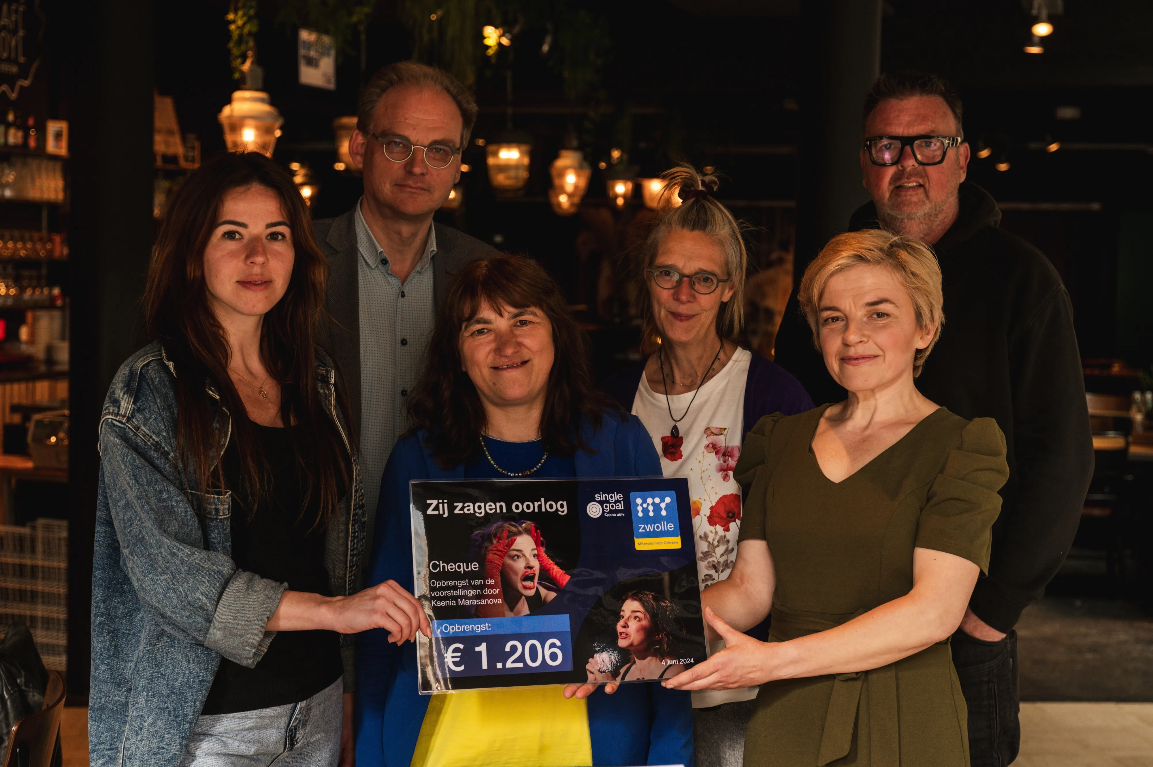 Ksenia-overhandigt-cheque-aan-myzwolle-voor-single-goal.jpg