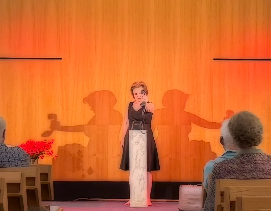 ksenia_marasanova_speelt_zij_zagen_oorlog_voor_de_ambassade_van_de_vrede.jpg