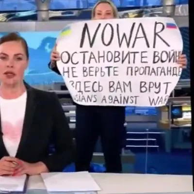 Marina-Ovsyannikova-zag-oorlog.jpg