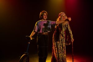 Esther met haar eenwieler in gesprek met Aurelia.